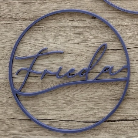 Unverzierter lilafarbener Namens-Loop mit dem Schriftzug Frieda