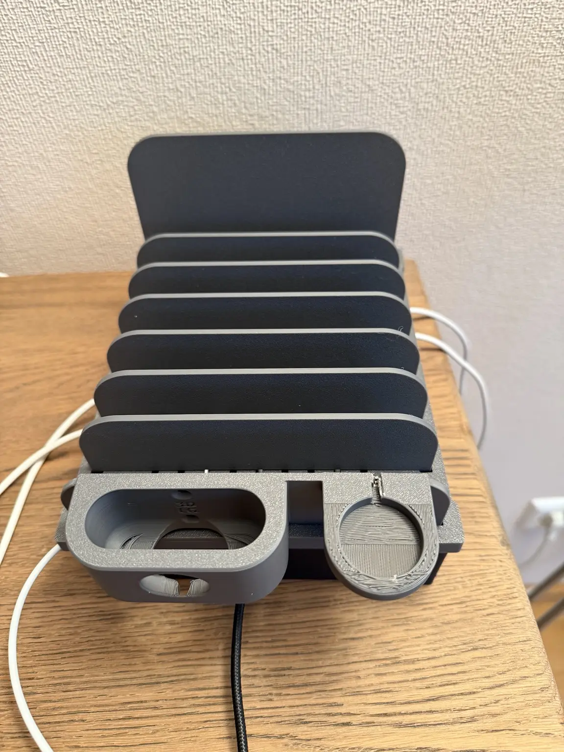 Aufbau der 3D-gedruckten Ladestation mit Gerätefächern und Haltern