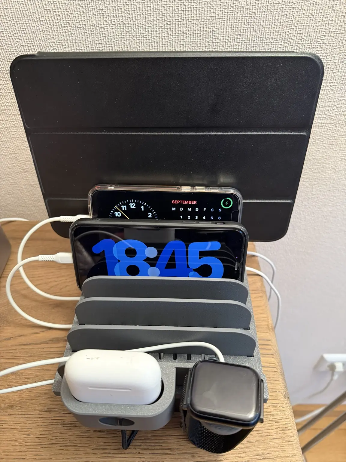 Fertige 3D-gedruckte Ladestation mit zwei Smartphones, AirPods und Apple Watch