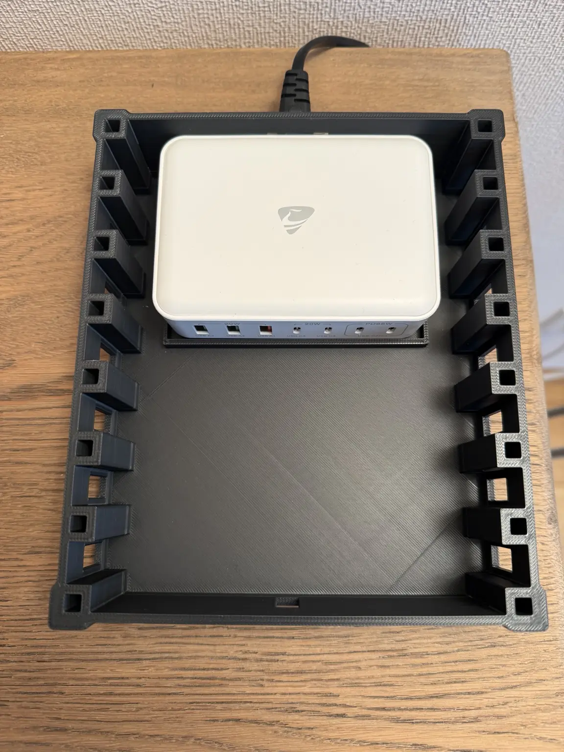 Geöffnetes Gehäuse der Ladestation mit eingesetztem USB-Hub