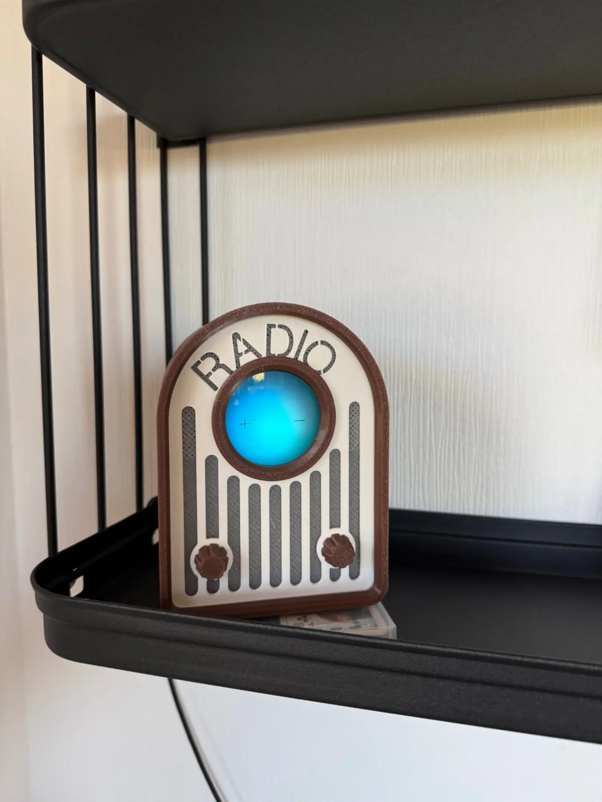 Fertiges Retro-Radio mit blau leuchtendem HomePod mini