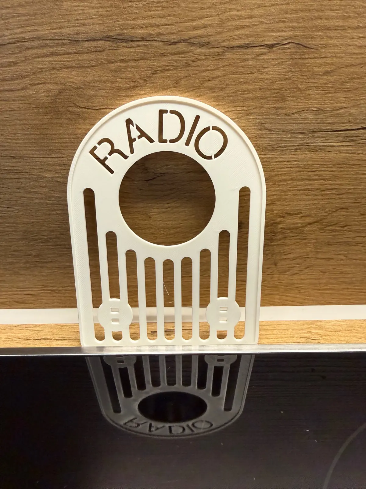 Gedruckte Frontplatte mit dem Schriftzug Radio