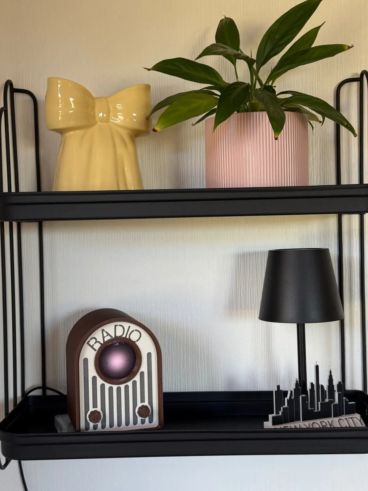 Fertiges Retro-Radio an seinem Platz in der Küche