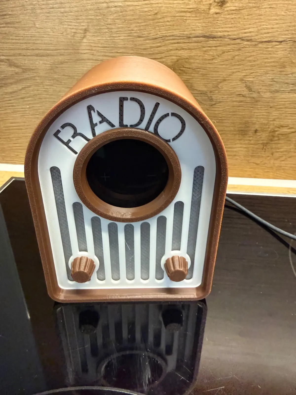 Zusammengesetztes Retro-Radio vor dem Einsetzen des HomePod mini