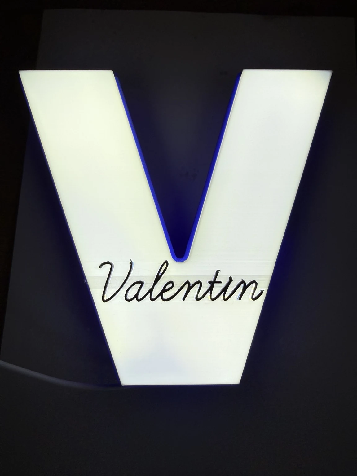 Nahaufnahme der leuchtenden Front und des Schriftzugs Valentin