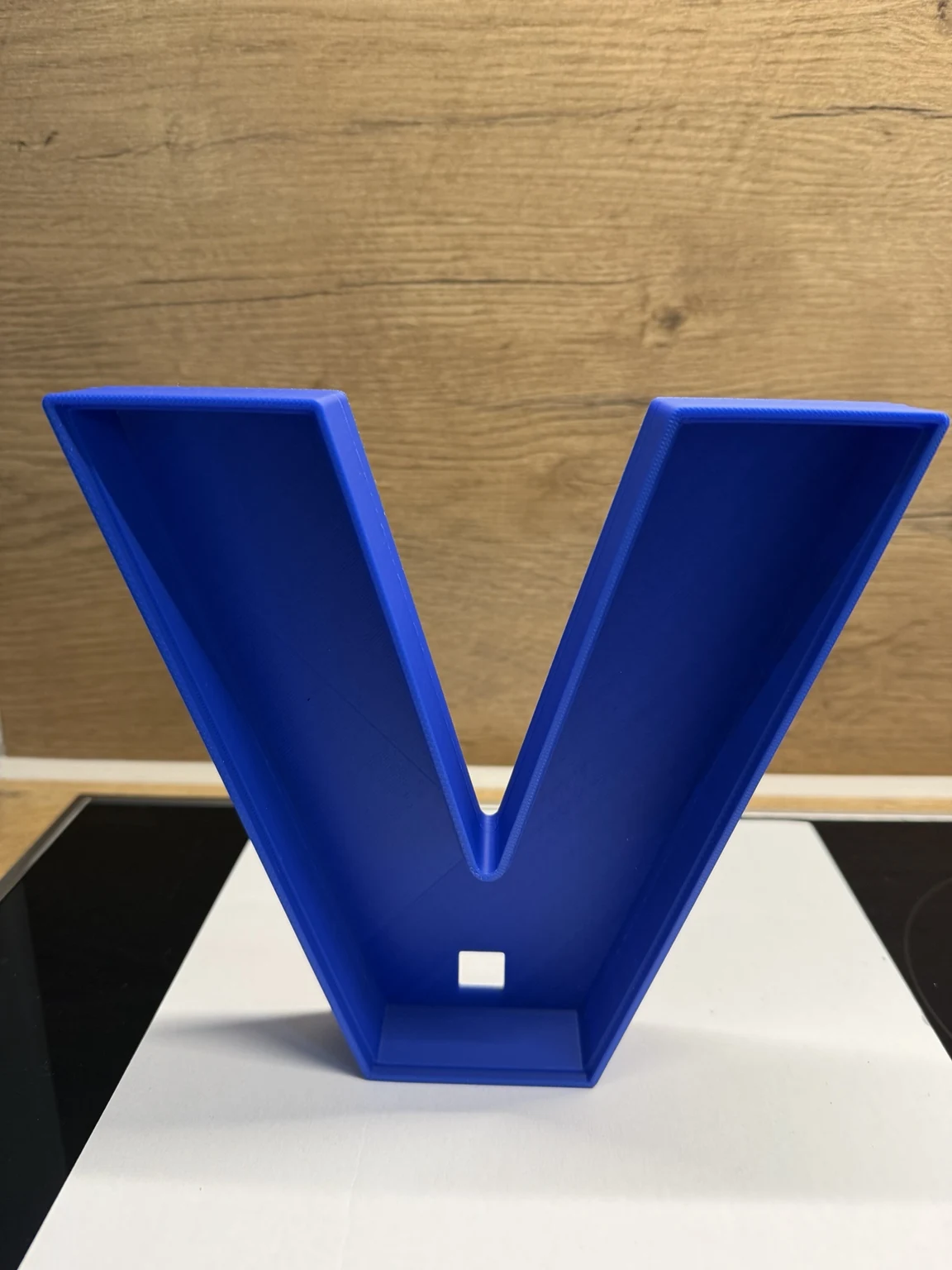 Rückseite des blauen 3D-gedruckten V-Gehäuses mit Kabelführung