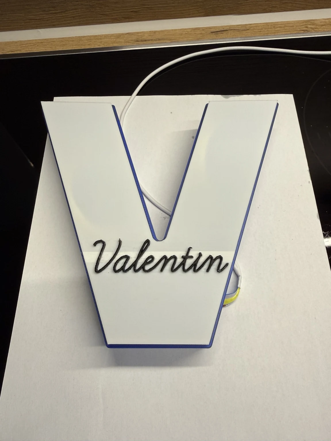 Nahaufnahme des Namens Valentin auf der Vorderseite der Lampe