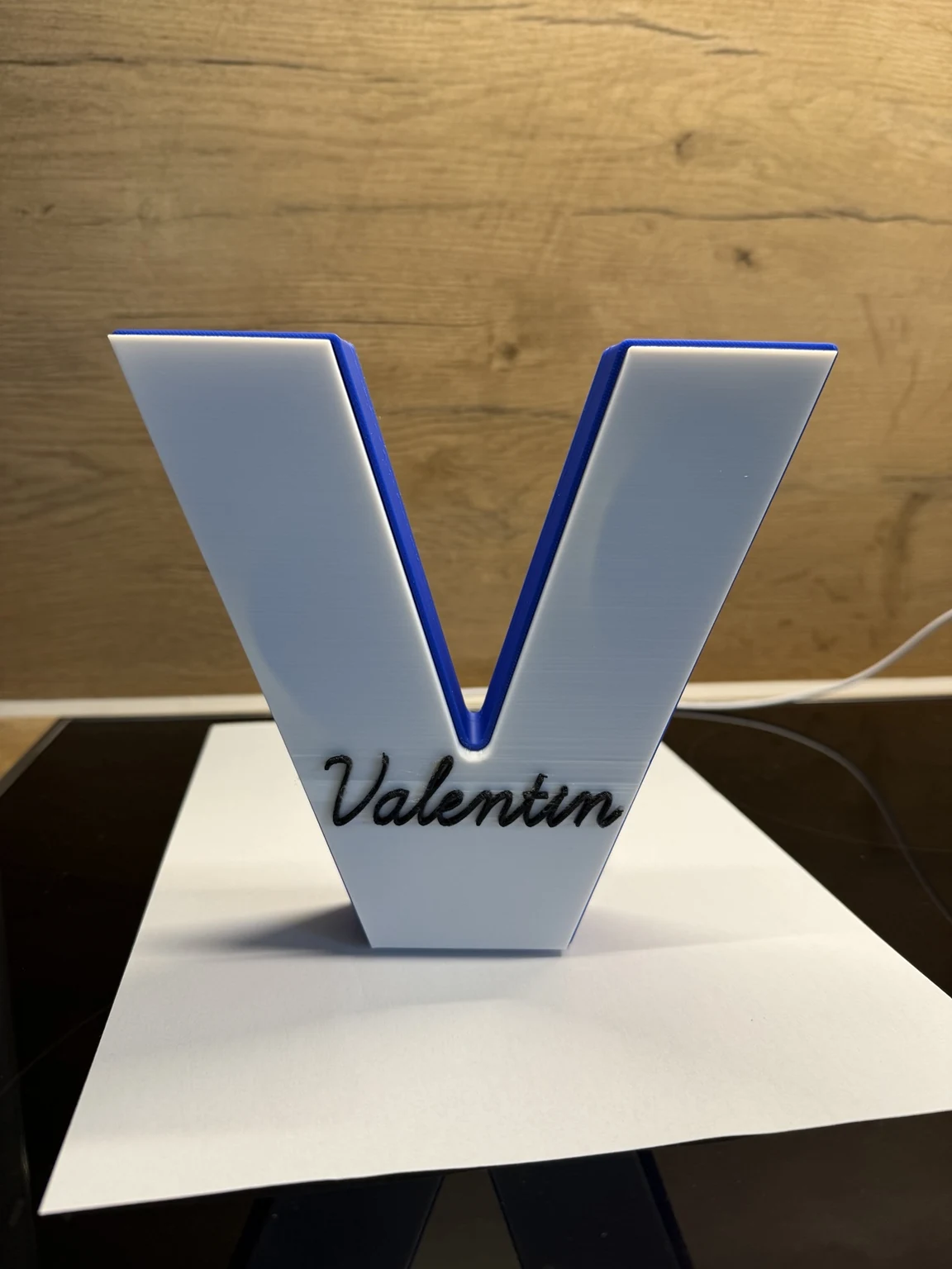 Unbeleuchtete V-Lampe mit dem Namen Valentin auf der weißen Front