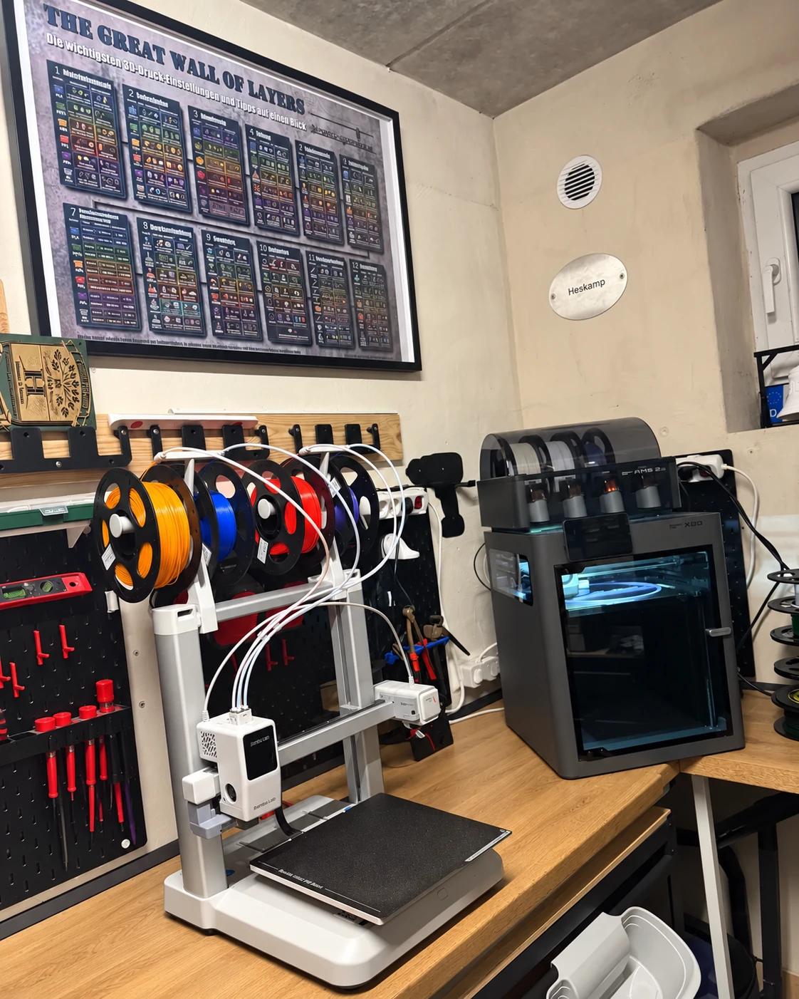 Filamentrollen und 3D-Drucker am aufgeräumten Arbeitsplatz in der PapaJoe3D-Werkstatt