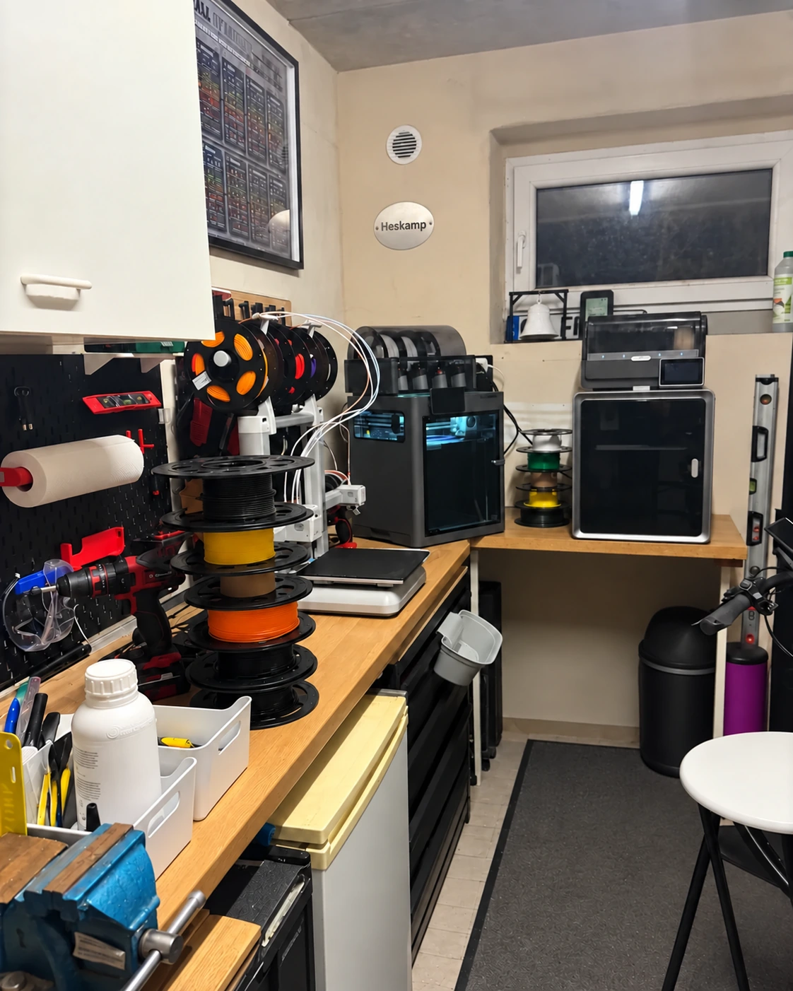 Drei 3D-Drucker und Filamentrollen in Joes Werkstatt
